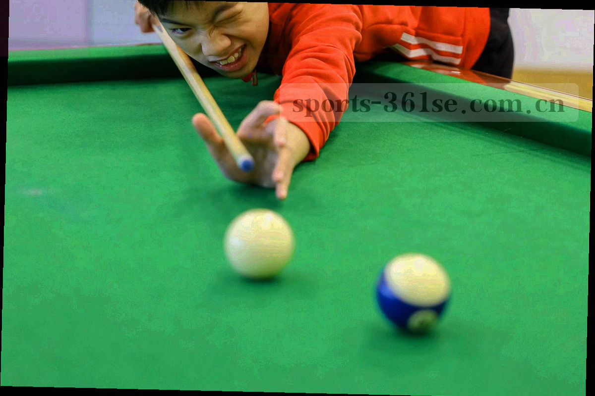 深墨绿底上的棋盘格纹理特写，荧光绿网格线以低透明度叠加